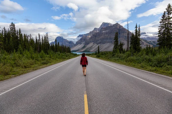 Dívka Která Prochází Malebnou Silnicí Kanadských Rockyích Během Pulzního Letního — Stock fotografie