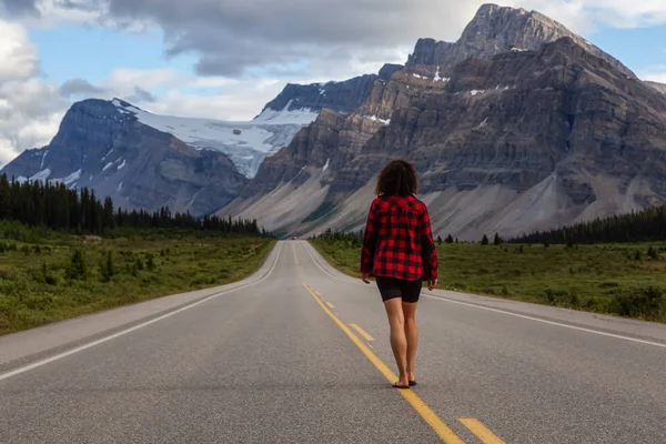 Menina Andando Por Uma Estrada Cênica Nas Montanhas Rochosas Canadenses — Fotografia de Stock