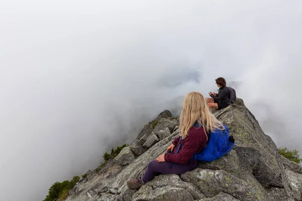 Jovem Adventurous Girl Topo Uma Montanha Rochosa Robusta Tirando Uma — Fotografia de Stock