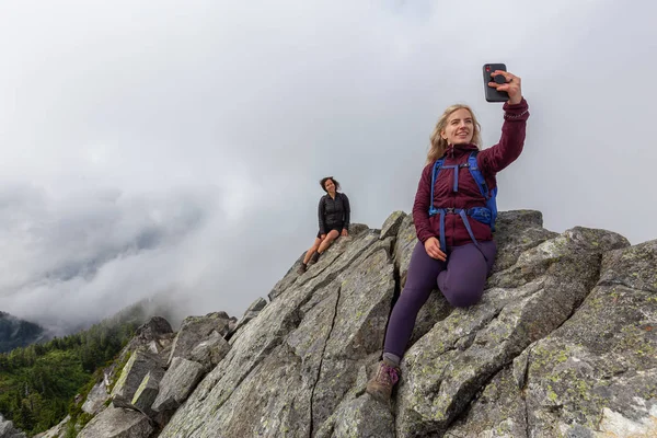 Junges Abenteuerlustiges Mädchen Auf Einem Schroffen Felsigen Berg Das Einem — Stockfoto