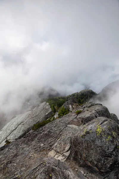 Gyönyörű Kilátás Kanadai Mountain Táj Közben Zavaros Nyári Reggelen Taken — Stock Fotó