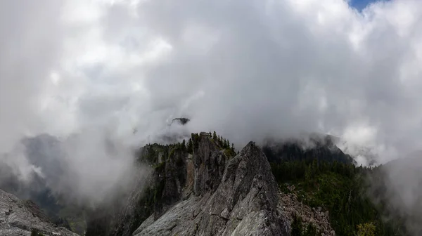 Krásný Panoramatický Pohled Kanadskou Horu Krajiny Během Oblačné Letní Noci — Stock fotografie