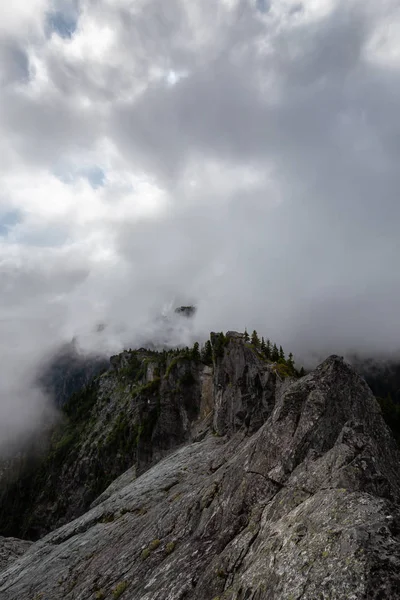 Hermosa Vista Del Paisaje Montañoso Canadiense Durante Una Mañana Nublada — Foto de Stock