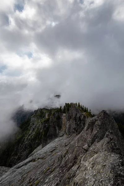 曇りの夏の朝のカナダの山の風景の美しい景色 カナダ ノースバンクーバー ブリティッシュコロンビア州クラウンマウンテンで撮影 — ストック写真