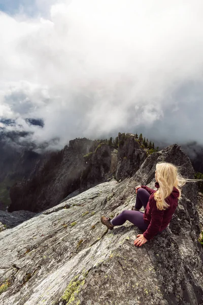Chica Aventurera Cima Una Escarpada Montaña Rocosa Durante Una Mañana —  Fotos de Stock