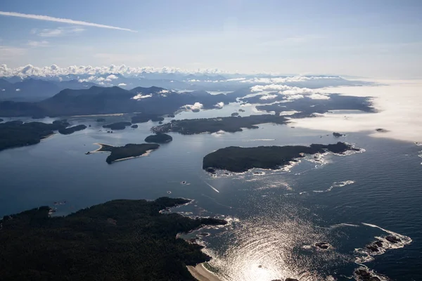 Krajobraz Powietrzny Widok Turystyczne Miasteczko Tofino Wybrzeżu Oceanu Spokojnego Podczas — Zdjęcie stockowe