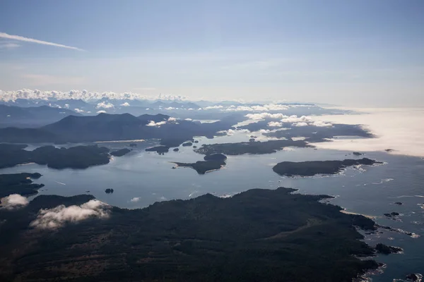 晴れた夏の朝の太平洋沿岸の観光の町 トフィーノの空中風景 カナダ ブリティッシュコロンビア州バンクーバー島で撮影 — ストック写真