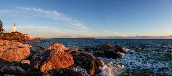 Hermosa Vista Panorámica Una Costa Rocosa Del Océano Durante Una — Foto de Stock