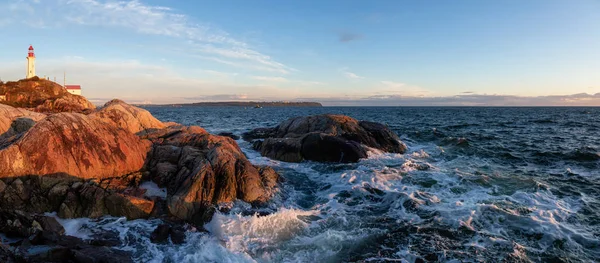 Bela Vista Panorâmica Uma Costa Rochosa Oceano Durante Pôr Sol — Fotografia de Stock