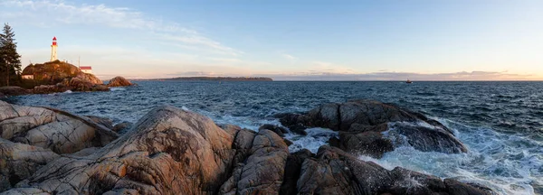 Bela Vista Panorâmica Uma Costa Rochosa Oceano Durante Pôr Sol — Fotografia de Stock