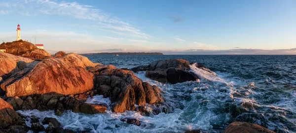 Bela Vista Panorâmica Uma Costa Rochosa Oceano Durante Pôr Sol — Fotografia de Stock