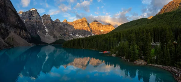 Bela Vista Panorâmica Lugar Famoso Icônico Moraine Lake Durante Nascer — Fotografia de Stock