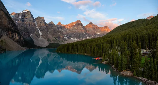 Moraine Gölü 'ndeki Iconic Famous Place' in güzel panoramik manzarası, canlı bir yaz gündoğumu sırasında. Banff Ulusal Parkı, Alberta, Kanada.