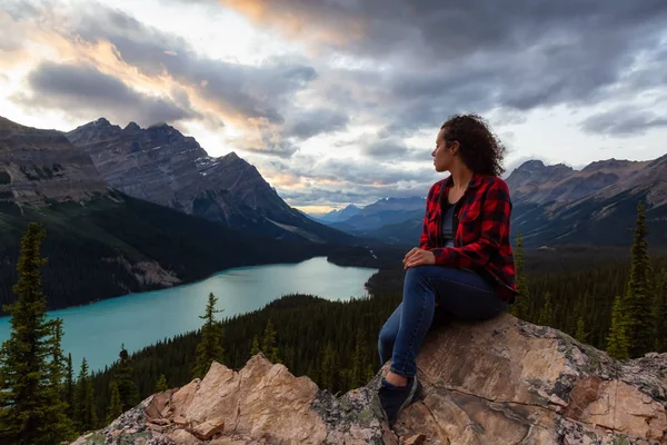 Adventurous Girl Sitting Edge Cliff Overlooking Beautiful Canadian Rockies Peyto — Stock Photo, Image