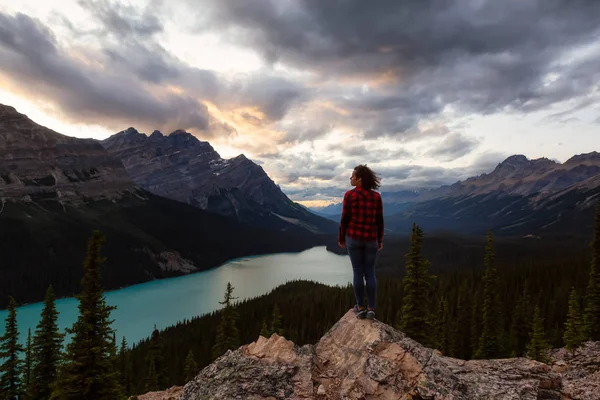 Chica Aventurera Pie Borde Acantilado Con Vistas Las Hermosas Rocas — Foto de Stock