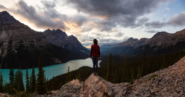 冒险的女孩站在悬崖边上 俯瞰美丽的加拿大落基山脉和佩托湖在充满活力的夏季日落 拍摄于加拿大阿尔伯塔省班夫国家公园 — 图库照片