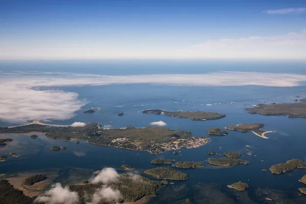 Aerial Landskapsbild Turistisk Stad Tofino Stillahavskusten Solig Sommarmorgon Taget Vancouver — Stockfoto