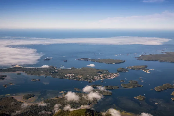 晴れた夏の朝の太平洋沿岸の観光の町 トフィーノの空中風景 カナダ ブリティッシュコロンビア州バンクーバー島で撮影 — ストック写真