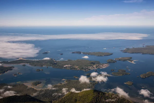 Luftaufnahme Einer Touristenstadt Tofino Der Pazifikküste Einem Sonnigen Sommermorgen Aufgenommen — Stockfoto