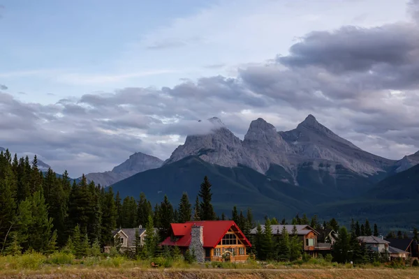 Hermosa Vista Casas Residenciales Con Montañas Rocosas Canadienses Fondo Durante — Foto de Stock