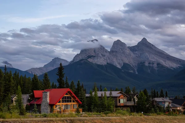 Prachtig Uitzicht Residentiële Huizen Met Canadese Rocky Mountains Achtergrond Tijdens — Stockfoto