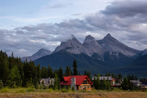 在多云的夏季日落期间 以加拿大落基山脉为背景的住宅住宅的美丽景色 拍摄于加拿大阿尔伯塔省坎莫尔 — 图库照片