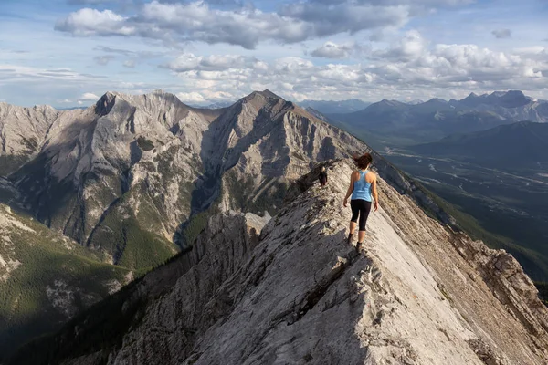 Maceracı Kız bulutlu ve yağmurlu bir gün boyunca kayalık bir dağkadar yürüyüş olduğunu. Lady Macdonald, Canmore, Alberta, Kanada'dan alındı.