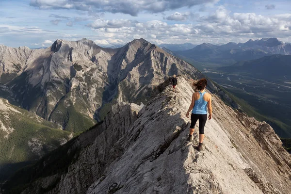 Maceracı Kız bulutlu ve yağmurlu bir gün boyunca kayalık bir dağkadar yürüyüş olduğunu. Lady Macdonald, Canmore, Alberta, Kanada'dan alındı.