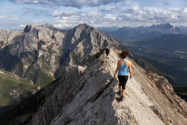 Maceracı Kız bulutlu ve yağmurlu bir gün boyunca kayalık bir dağkadar yürüyüş olduğunu. Lady Macdonald, Canmore, Alberta, Kanada'dan alındı.