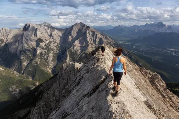 Chica Aventurera Está Subiendo Una Montaña Rocosa Durante Día Nublado — Foto de Stock