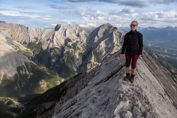 Maceracı Kız bulutlu ve yağmurlu bir gün boyunca kayalık bir dağkadar yürüyüş olduğunu. Lady Macdonald, Canmore, Alberta, Kanada'dan alındı.