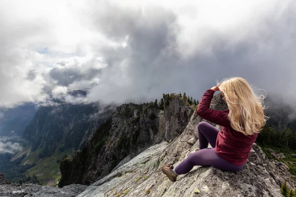 Девочка Вершине Скалистой Горы Пасмурное Летнее Утро Снято Краун Маунтин — стоковое фото