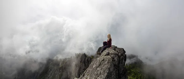 在多云的夏日早晨 在崎岖的岩石山顶上冒险的女孩 拍摄于加拿大不列颠哥伦比亚省北温哥华的皇冠山 — 图库照片