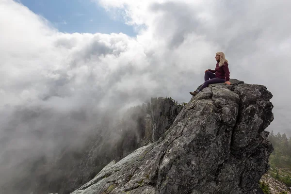 Chica Aventurera Cima Una Escarpada Montaña Rocosa Durante Una Mañana —  Fotos de Stock