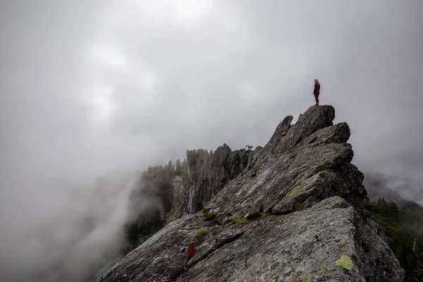 Adventurous Girl Topo Uma Montanha Rochosa Acidentada Durante Uma Manhã — Fotografia de Stock