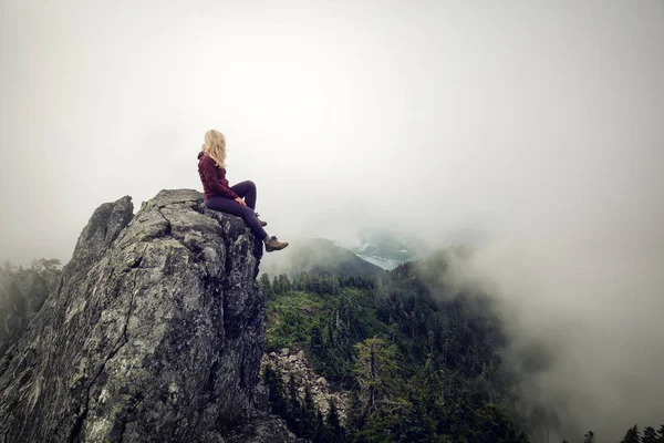 Adventurous Girl Topo Uma Montanha Rochosa Acidentada Durante Uma Manhã — Fotografia de Stock