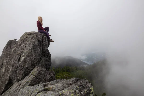 Adventurous Girl Topo Uma Montanha Rochosa Acidentada Durante Uma Manhã — Fotografia de Stock