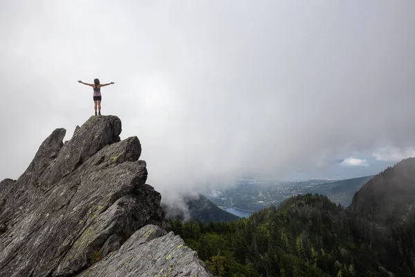 Abenteuerlustiges Mädchen Auf Einem Schroffen Felsigen Berg Einem Bewölkten Sommermorgen — Stockfoto