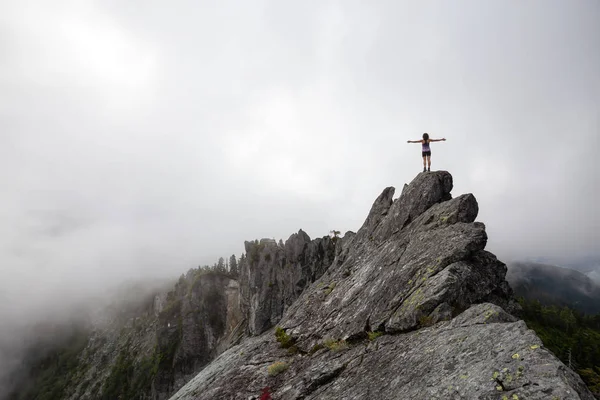 Fille Aventureuse Aux Bras Ouverts Sommet Une Montagne Rocheuse Accidentée — Photo