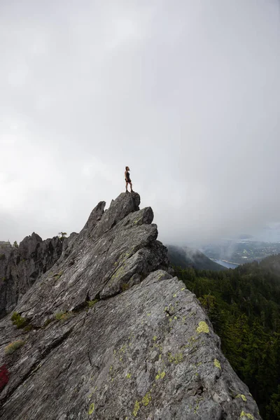 Kalandos Lány Tetején Egy Masszív Sziklás Hegy Alatt Felhős Nyári — Stock Fotó