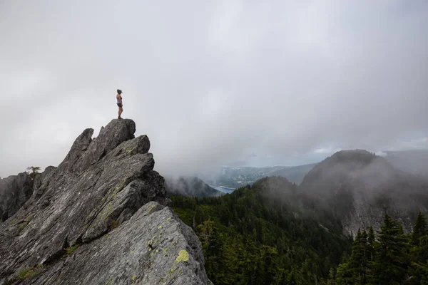 在多云的夏日早晨 在崎岖的岩石山顶上冒险的女孩 拍摄于加拿大不列颠哥伦比亚省北温哥华的皇冠山 — 图库照片
