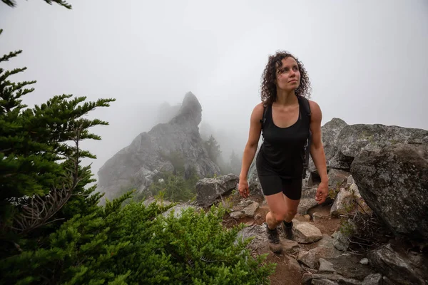 Avontuurlijk Meisje Wandelen Een Steile Parcours Een Prachtige Rocky Mountain — Stockfoto