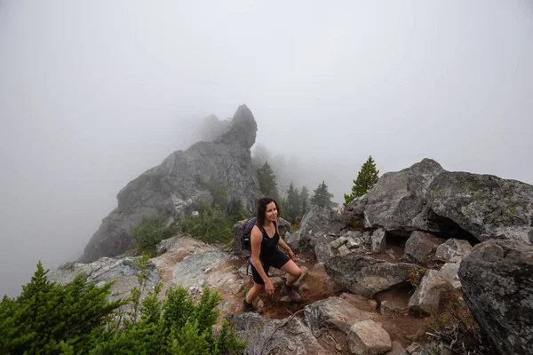 Chica Aventurera Está Subiendo Sendero Empinado Por Una Hermosa Montaña —  Fotos de Stock