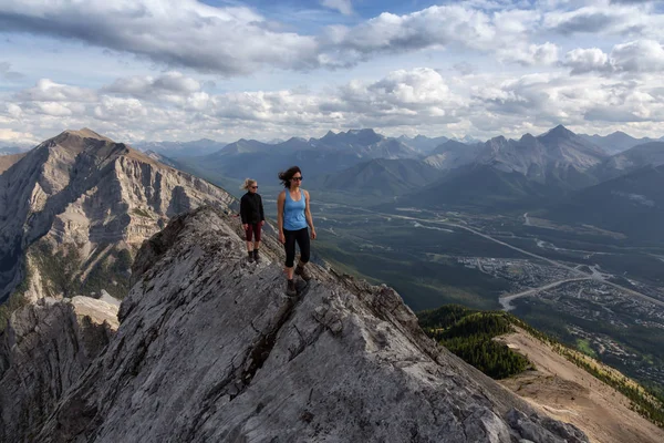 Maceracı Kız bulutlu ve yağmurlu bir gün boyunca kayalık bir dağkadar yürüyüş olduğunu. Lady Macdonald, Canmore, Alberta, Kanada'dan alındı.