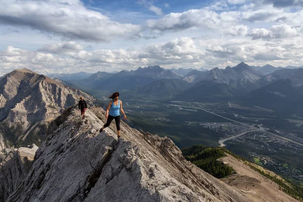 Maceracı Kız bulutlu ve yağmurlu bir gün boyunca kayalık bir dağkadar yürüyüş olduğunu. Lady Macdonald, Canmore, Alberta, Kanada'dan alındı.
