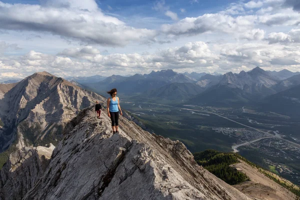 Maceracı Kız bulutlu ve yağmurlu bir gün boyunca kayalık bir dağkadar yürüyüş olduğunu. Lady Macdonald, Canmore, Alberta, Kanada'dan alındı.