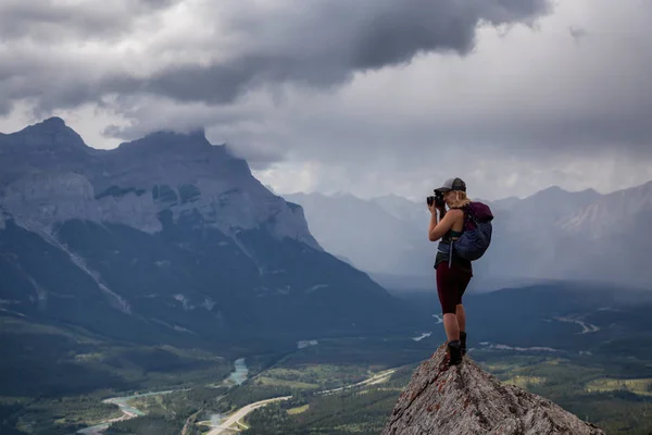 Chica Aventurera Tomando Fotos Cima Una Montaña Rocosa Durante Día — Foto de Stock