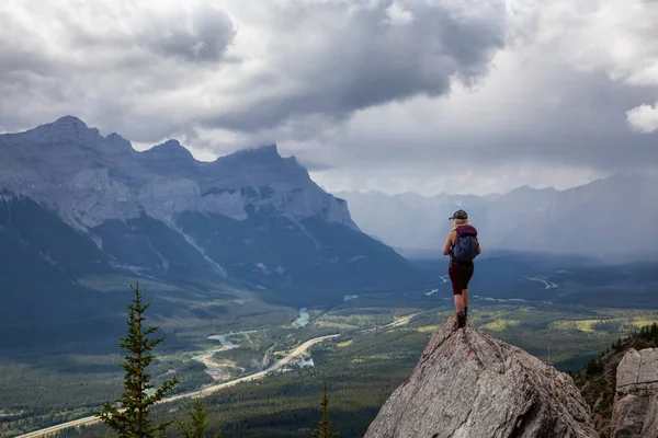 Adventurous Girl Está Caminhando Até Uma Montanha Rochosa Durante Dia — Fotografia de Stock