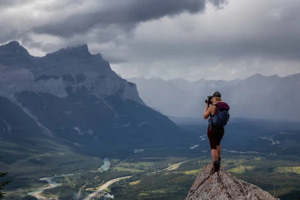 Adventurous Girl Taking Pictures Top Rocky Mountain Cloudy Rainy Day — Stock Photo, Image