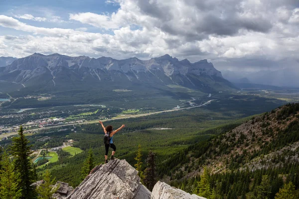 Maceracı Kız bulutlu ve yağmurlu bir gün boyunca kayalık bir dağkadar yürüyüş olduğunu. Lady Macdonald, Canmore, Alberta, Kanada'dan alındı.